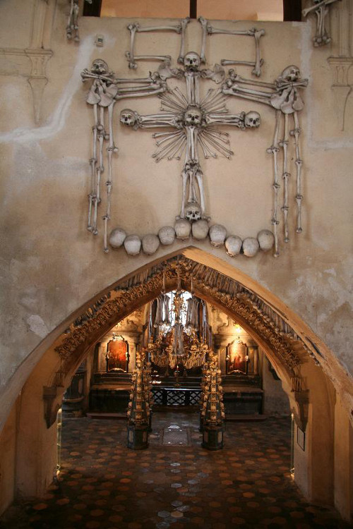 Sedlec_Ossuary_Entrance_scale
